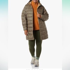 Amazon Essentials Women's Lightweight Water-Resistant Hooded Puffer Coat